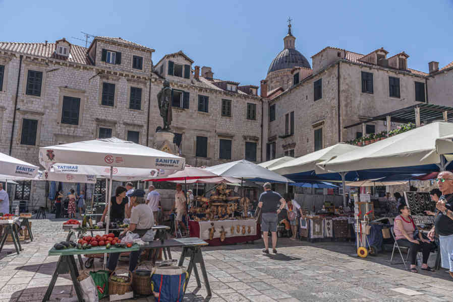 Croacia - Dubrovnik 044 - plaza de Gundulic.jpg